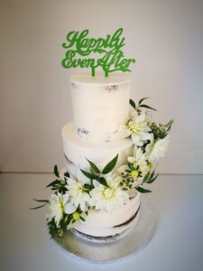 Svatební dort - Happily Even After s květinami