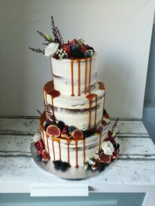 Svatební dort karamel s ovocem a květinami