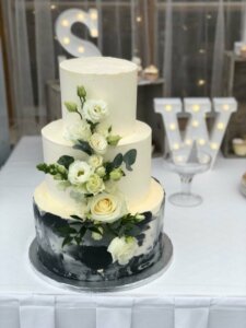 Svatební dort bílý a květiny